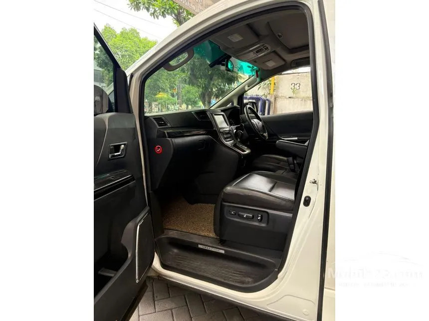 2013 Toyota Vellfire Z MPV