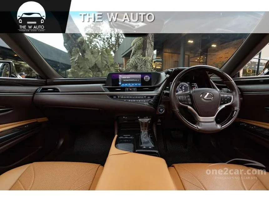 2019 Lexus ES300h Grand Luxury Sedan