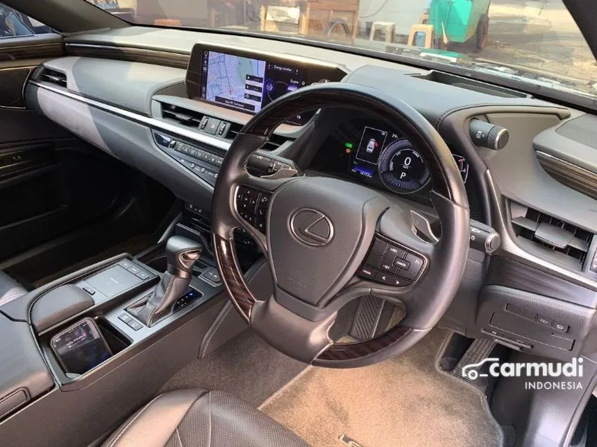 2019 Lexus ES300h Ultra Luxury Sedan