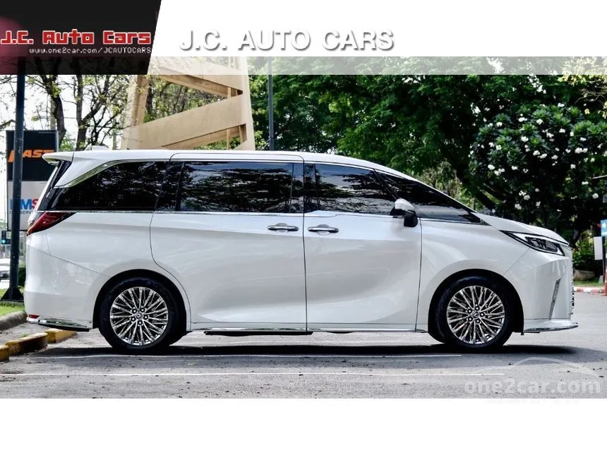 2025 Lexus LM500h Executive Van