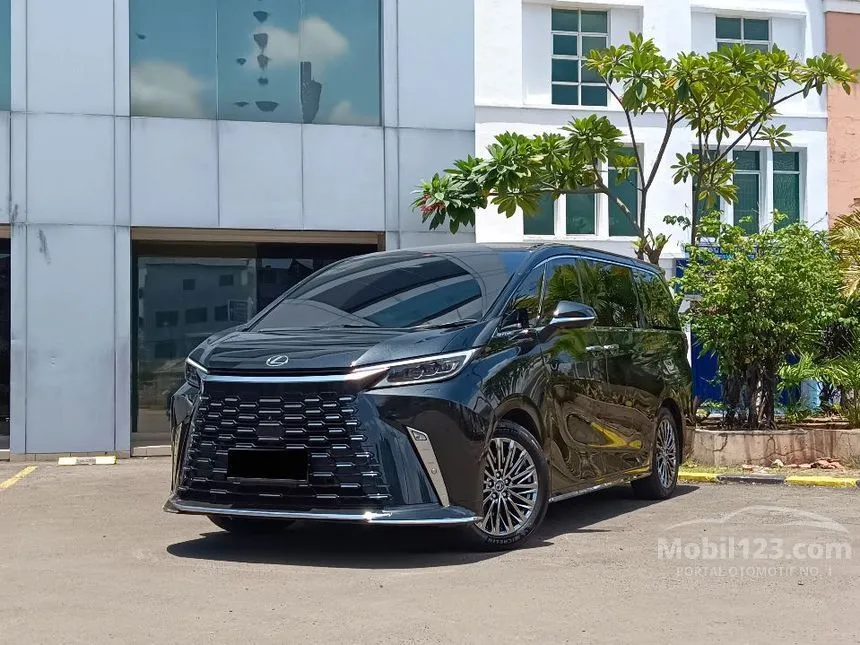 2025 Lexus LM 350h 7 Seater MPV