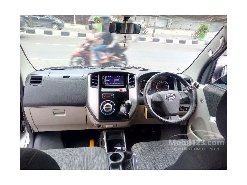 2015 Daihatsu Luxio X MPV