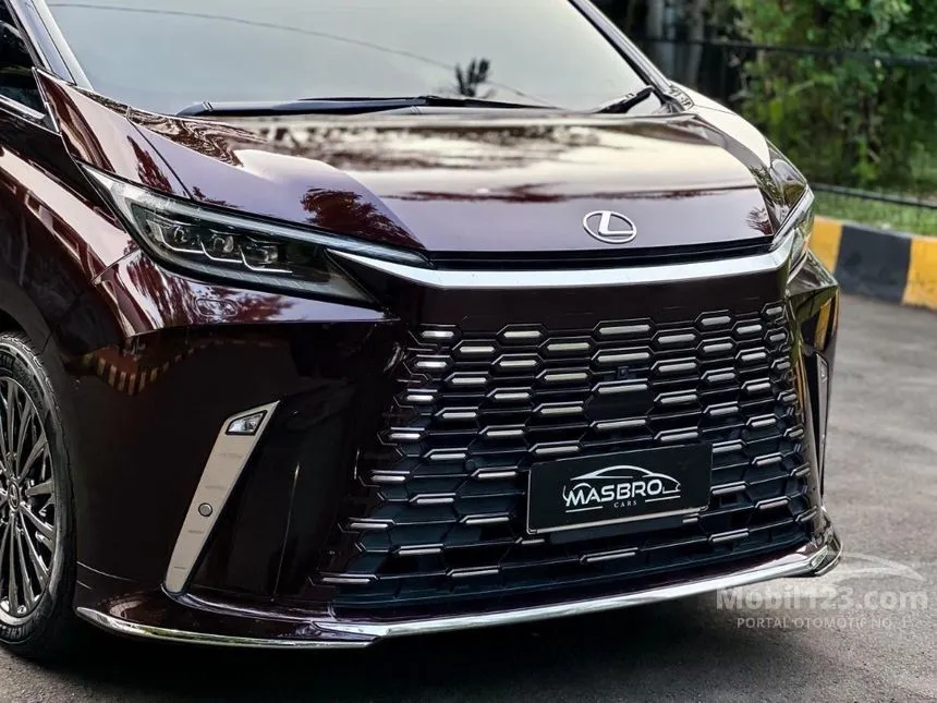 2025 Lexus LM 350h 7 Seater MPV