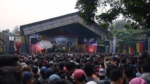 Konser Iwan Fals Dibanjiri Ribuan Penonton
