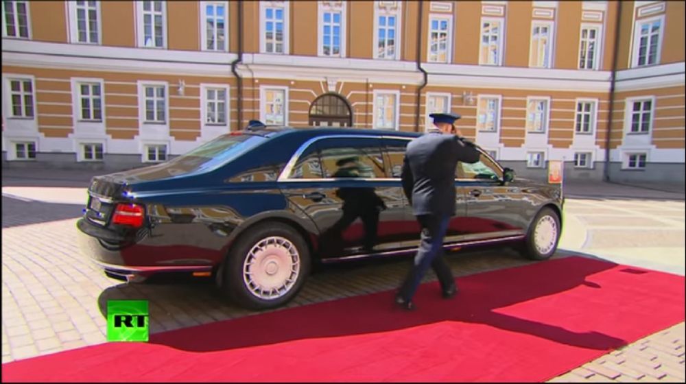 Putin Ditches Mercedes Benz For A Russian Made Cortege Limousine Auto News Carlist My