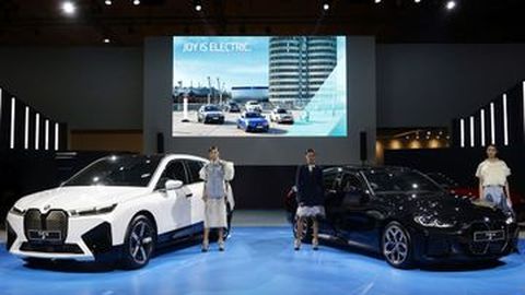 Orang Kaya Indonesia yang Pesan BMW iX dan i4 Mesti Sabar, Unit Dikirim 2023