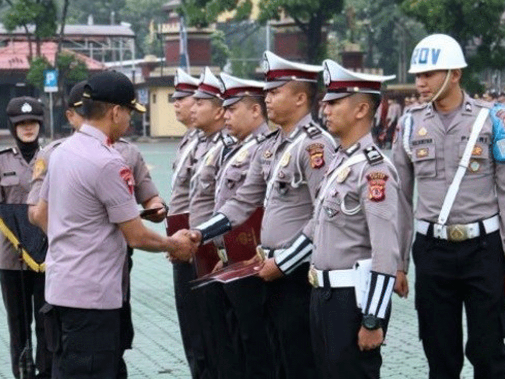 Evakuasi Ibu Hamil di Kemacetan, 5 Polantas Jawa Barat Dapat Penghargaan