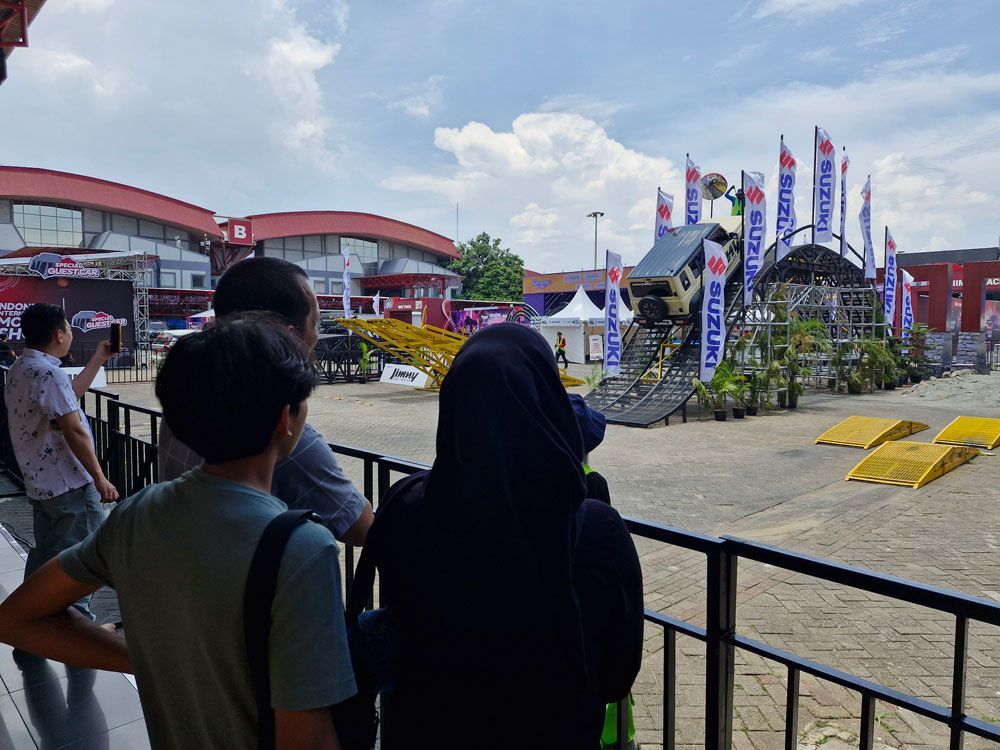 Sensasi Offroad Ekstrem! Atraksi Suzuki Jimny di IIMS 2025 Tarik Minat Pengunjung
