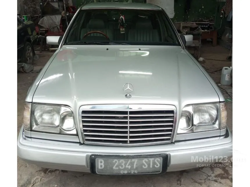1993 Mercedes-Benz E320 Sedan