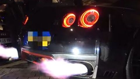 Kebanyakan Gaya, Nissan GT-R Terbakar Akibat Pamer Semburan Api dari Knalpot