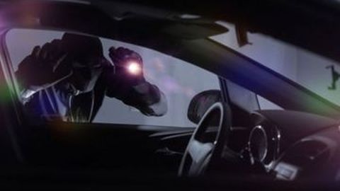 Nekad, Pencuri Gasak Bentley Continental GT dengan Menabrak Pintu Showroom