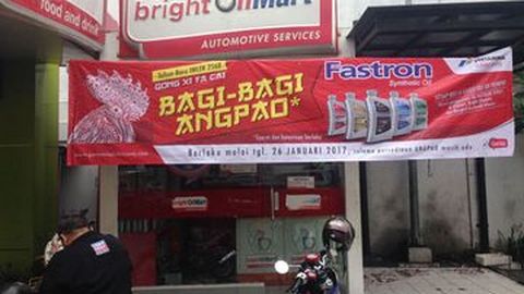 Pertamina Lubricants Bagi-bagi Angpao pada Pelanggannya