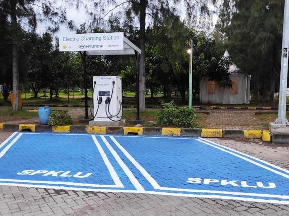 Indonesia Sudah Punya 240 Tempat Ngecas Mobil Listrik