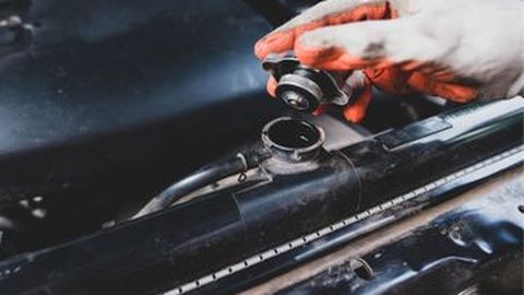 Kuras Radiator Mobil secara Rutin Itu Penting, Berapa Biayanya?