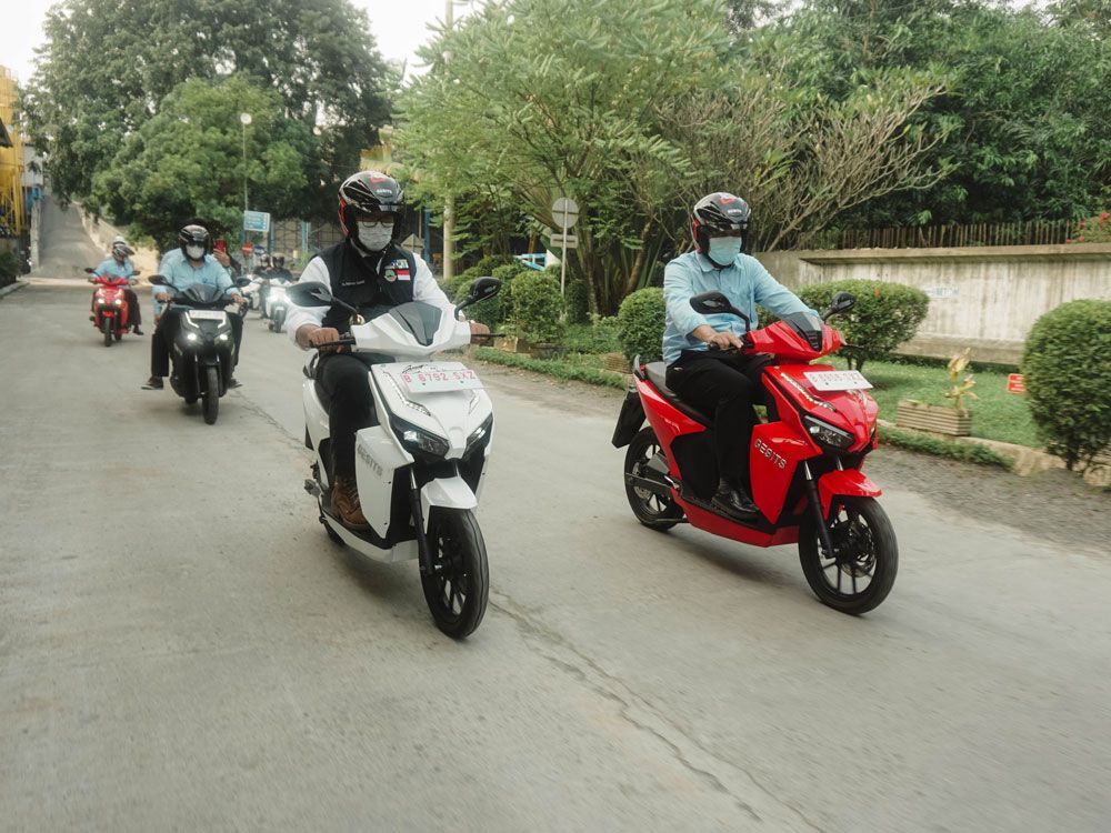 Ridwan Kamil Jajal Motor Listrik Gesits di Pabriknya, Mau Beli?