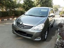 2011 Toyota Kijang Innova G AT, Silverstone, Muluss banget, DP Ringan..