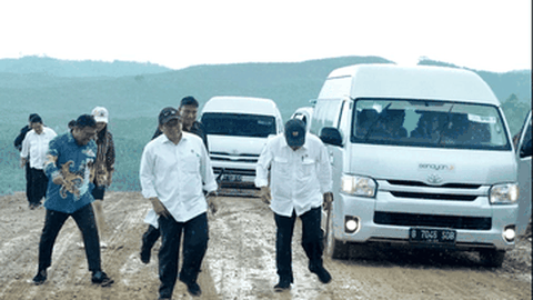 Tinjau Calon Ibu Kota Baru, Mobil Para Menteri Jokowi Selip
