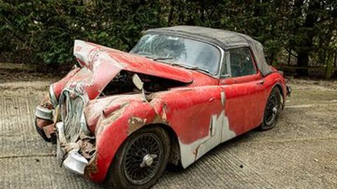 Bukan Main, Mobil Jaguar Tua yang Hancur Parah Ini Laku Rp1,8 M!