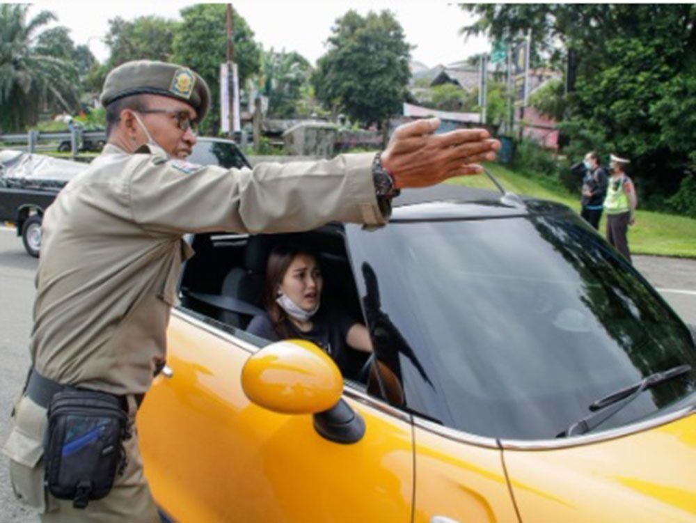 Ayu Ting Ting Ditegur Satpol PP Saat Pemberlakukan Ganjil Genap