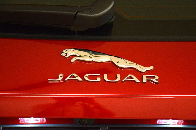 Mengulas Ketangguhan dan Kemewahan Jaguar F-Pace 12