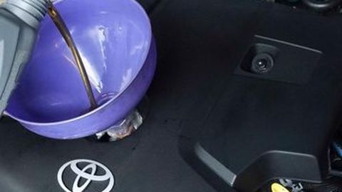Mengisi Oli Mobil Tak Boleh Terlalu Sedikit atau Kebanyakan, Jika Tidak…