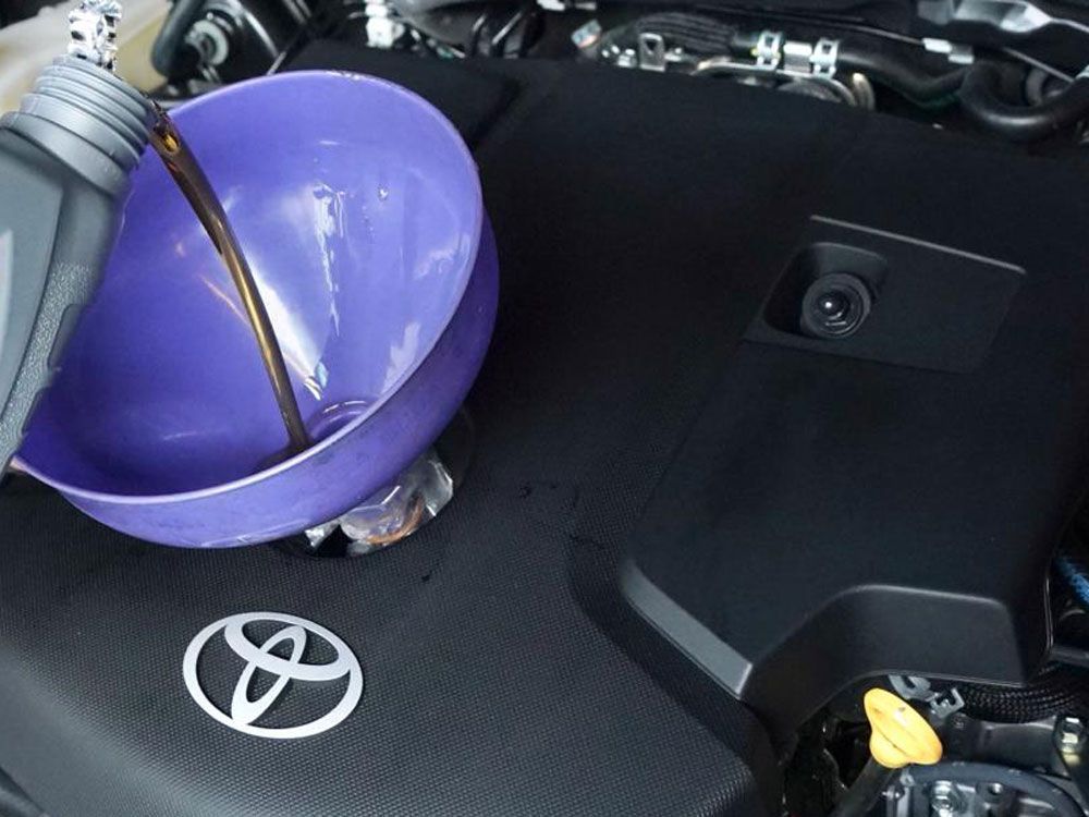 Mengisi Oli Mobil Tak Boleh Terlalu Sedikit atau Kebanyakan, Jika Tidak…