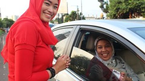 Mobil123 Bantu Para Pengendara di Senayan Berbuka Puasa
