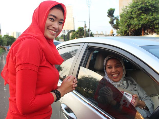 Mobil123 Bantu Para Pengendara di Senayan Berbuka Puasa