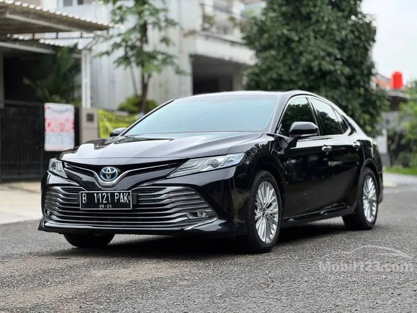 2021 Toyota Camry Hybrid Sedan