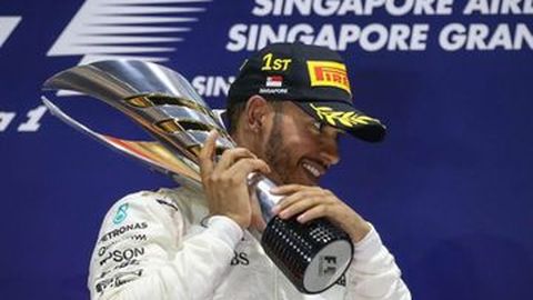 Duo Ferrari dan Red Bull Tabrakan, Hamilton Menang di F1 Singapura