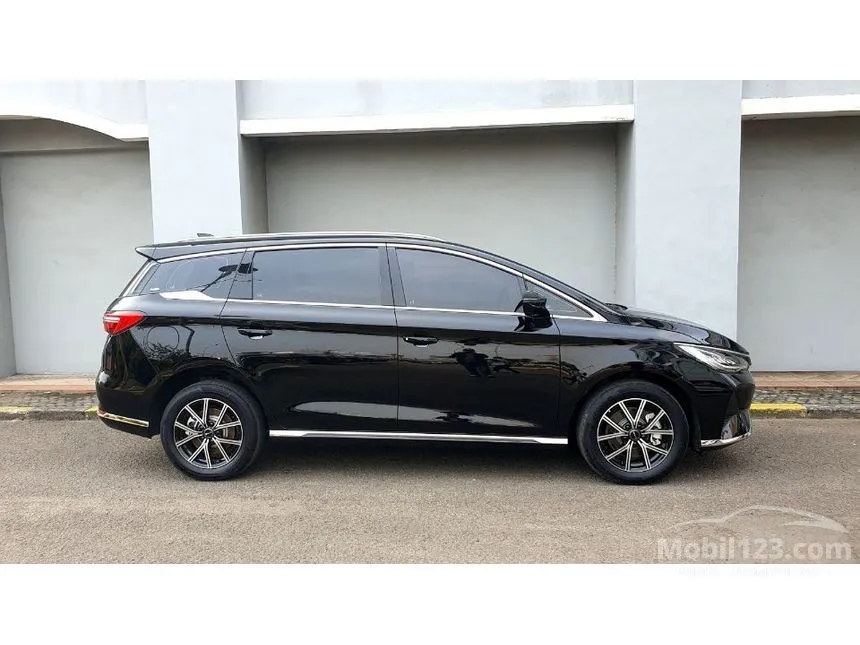 2025 BYD M6 Superior Captain 6 Seater MPV