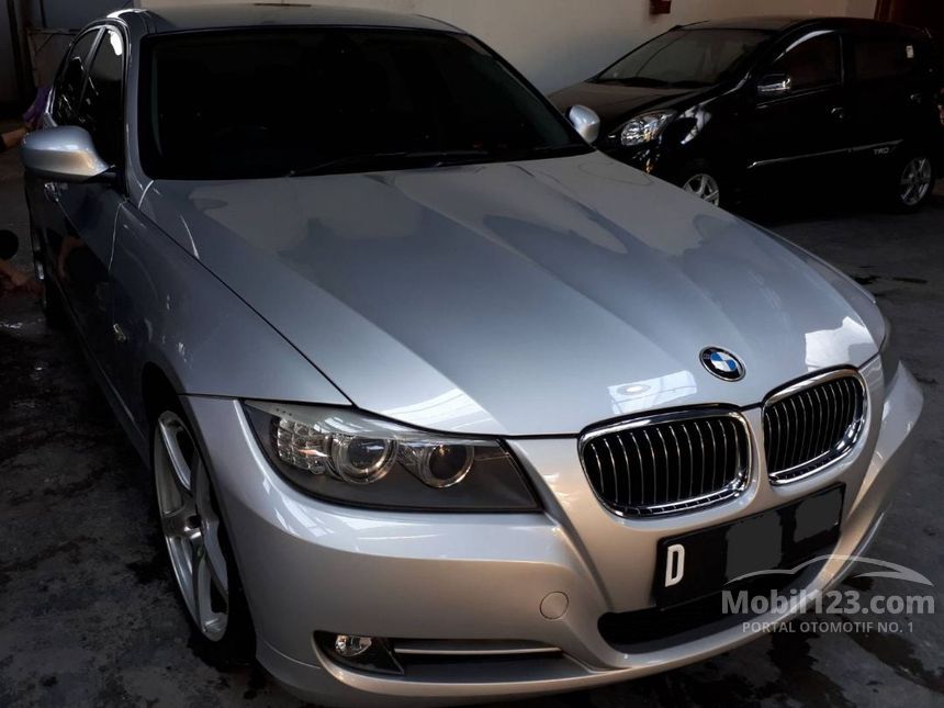 2012 BMW 320i Luxury Sedan