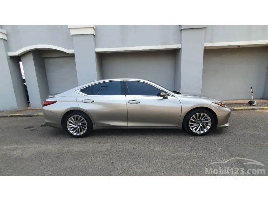 2023 Lexus ES 300h Ultra Luxury Sedan