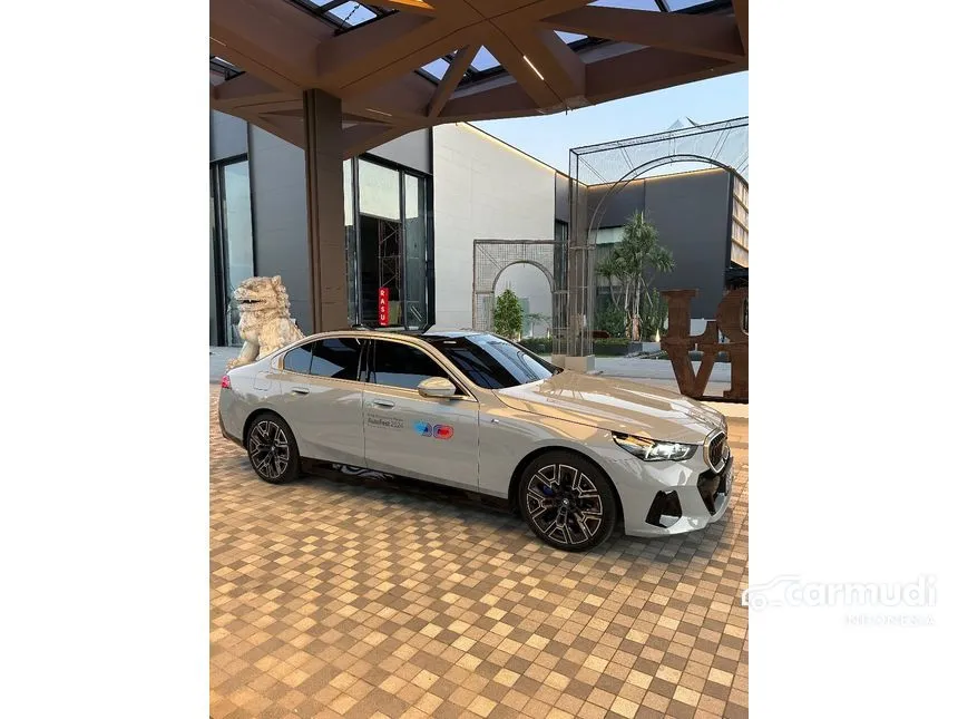 Jual Mobil BMW i5 2024 eDrive40 M Sport di DKI Jakarta Automatic Sedan Abu