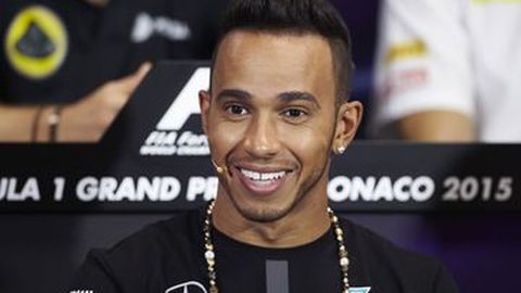 Lewis Hamilton Bertahan di Mercedes AMG Petronas