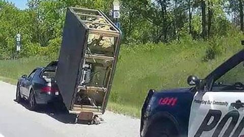 Sportscar Dipaksa Angkut Bak Mandi, Pemilik Ditilang Polisi