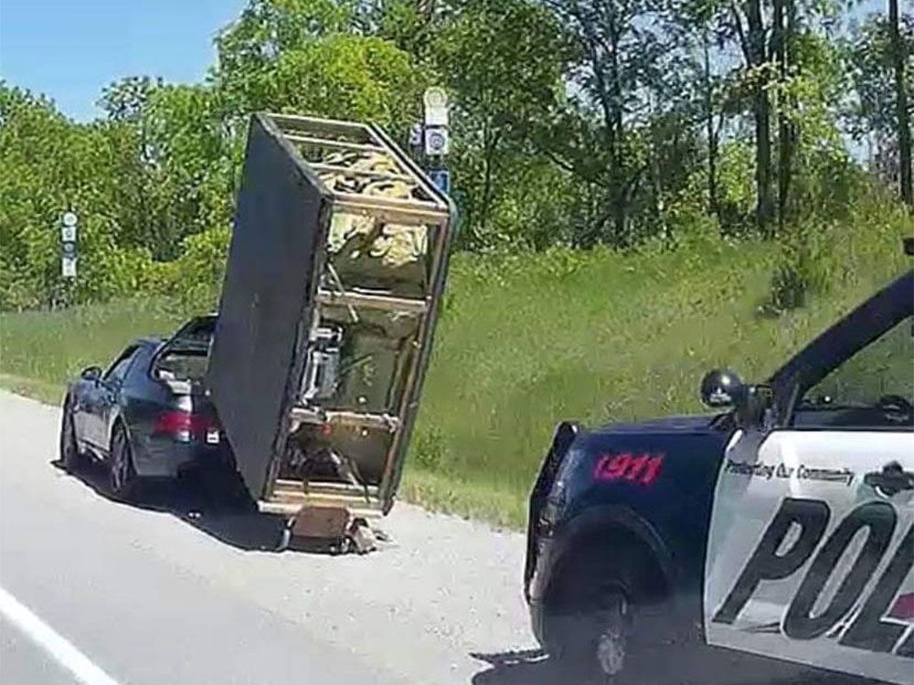 Sportscar Dipaksa Angkut Bak Mandi, Pemilik Ditilang Polisi