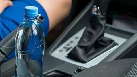 Meninggalkan Botol Minum Plastik Berpotensi Sebabkan Mobil Terbakar