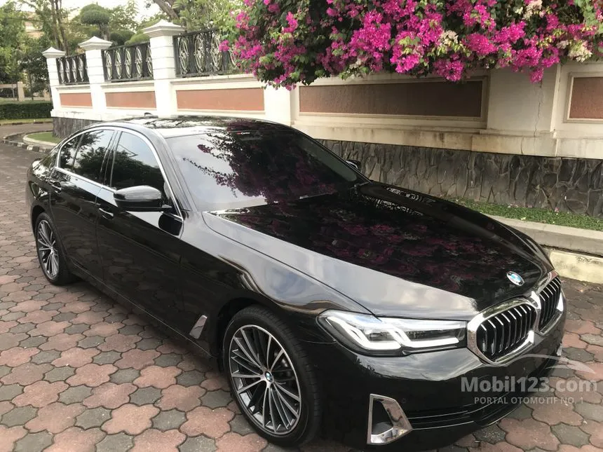 Jual Mobil BMW 530i 2022 Opulence 2.0 di Jawa Timur Automatic Sedan Hitam Rp 829.000.000