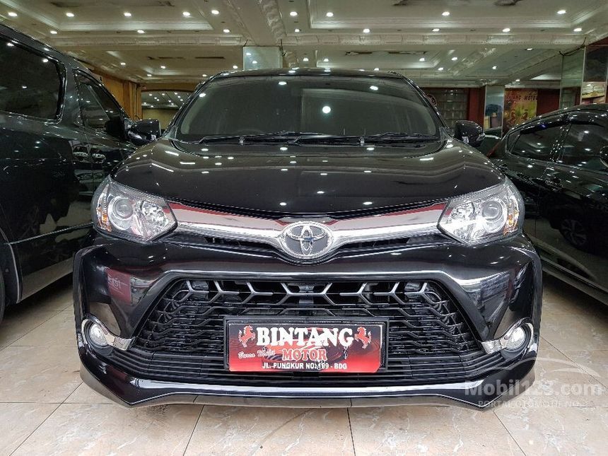 Toyota Avanza: Raja Jalanan yang Tak Tergoyahkan? Sebuah Tinjauan Mendalam dari Mobil123