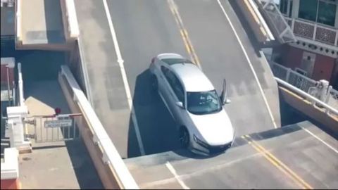 Waduh, Honda Accord Tersangkut di Jembatan Angkat