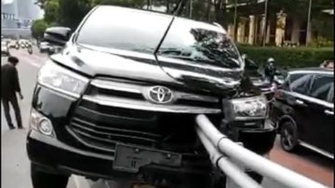 Toyota Innova Seruduk Pembatas Jalan, Kenapa Airbag Tidak Mengembang?