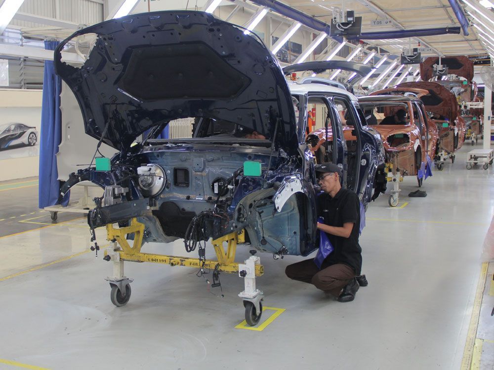 Pabrikan Otomotif Masih Lebih Suka Manusia Ketimbang Robot