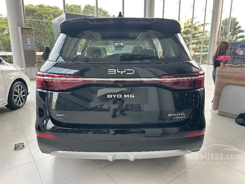 2026 BYD M6 DM-i Cross Superior Captain PHEV MPV