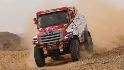 Wih, Hino Berhasil Selesaikan Reli Paris-Dakar 2022 dengan Truk Hybrid!