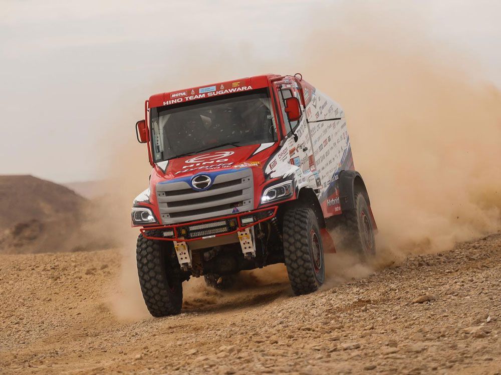 Wih, Hino Berhasil Selesaikan Reli Paris-Dakar 2022 dengan Truk Hybrid!