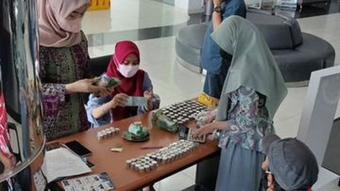 Beli Motor Yamaha Pakai Uang Koin, Buruh Serabutan Ini Menabung 5 Tahun