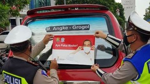 Angkot, Taksi dan Truk di Jakarta Ditempeli Stiker Jokowi Pakai Masker
