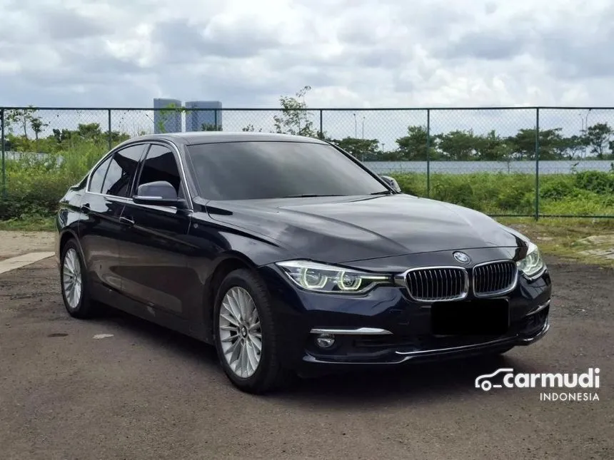 2018 BMW 320i Luxury Sedan