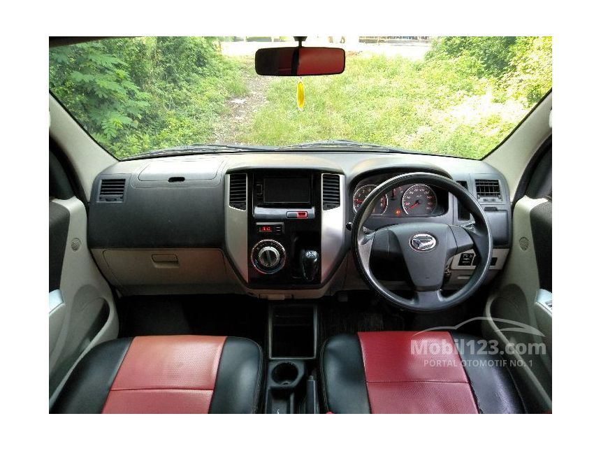 2014 Daihatsu Luxio X MPV